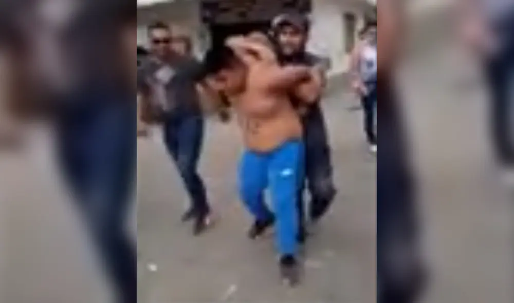 Sujeto fue capturado por un grupo de hombres cuando pretendía huir. Foto: captura de América Noticias Sujeto fue capturado por un grupo de hombres cuando pretendía huir. Foto: captura de América Noticias