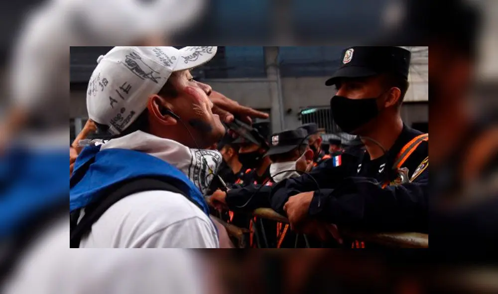 Un manifestante se enfrenta a un policía durante una protesta contra la corrupción y las carencias del sistema de salud. Foto: AFP Un manifestante se enfrenta a un policía durante una protesta contra la corrupción y las carencias del sistema de salud. Foto: AFP