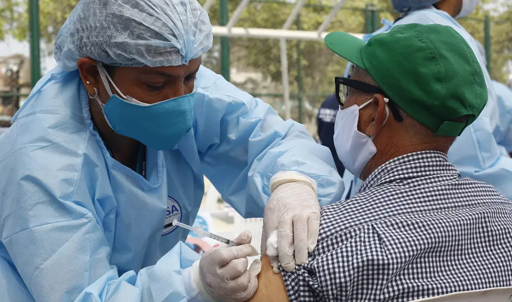 Adultos mayores, policías y militares serán vacunados con dosis de Pfizer y Sinopharm. Foto: La República