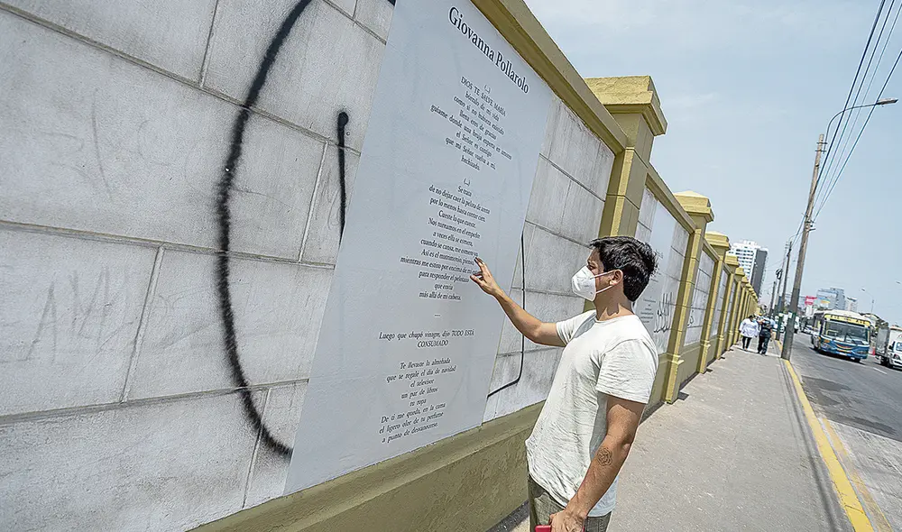 Poesía al paso. Un joven se detiene en su camino para leer un texto de Giovanna Pollarolo en la muestra de Larco Herrera. Foto: Mathé Proyectos Poesía al paso. Un joven se detiene en su camino para leer un texto de Giovanna Pollarolo en la muestra de Larco Herrera. Foto: Mathé Proyectos