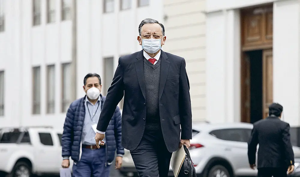 Alarcón. Ayer ya no pudo escapar y tuvo que responder por acusación. Foto: Jorge Cerdán/La República