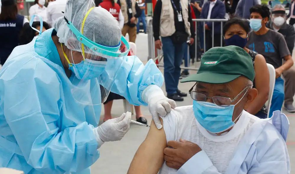 Inicialmente, la prioridad la tendrán los adultos mayores de albergues y de distritos con más alta concentración de casos de coronavirus. Foto: Grupo La República Inicialmente, la prioridad la tendrán los adultos mayores de albergues y de distritos con más alta concentración de casos de coronavirus. Foto: Grupo La República
