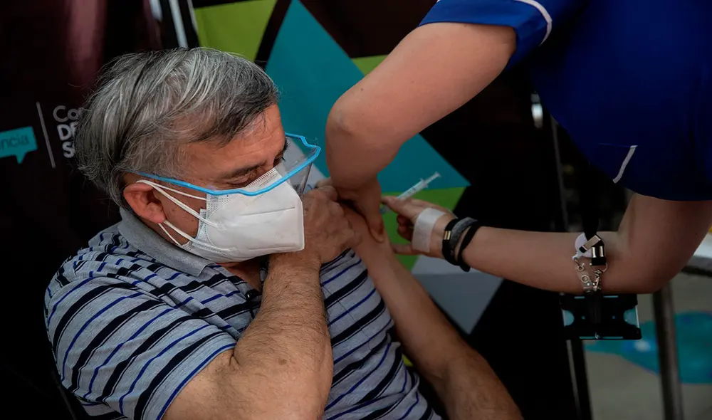 Más de 2 millones de personas mayores de 60 años han recibido la vacuna contra el coronavirus en Chile. Foto: EFE