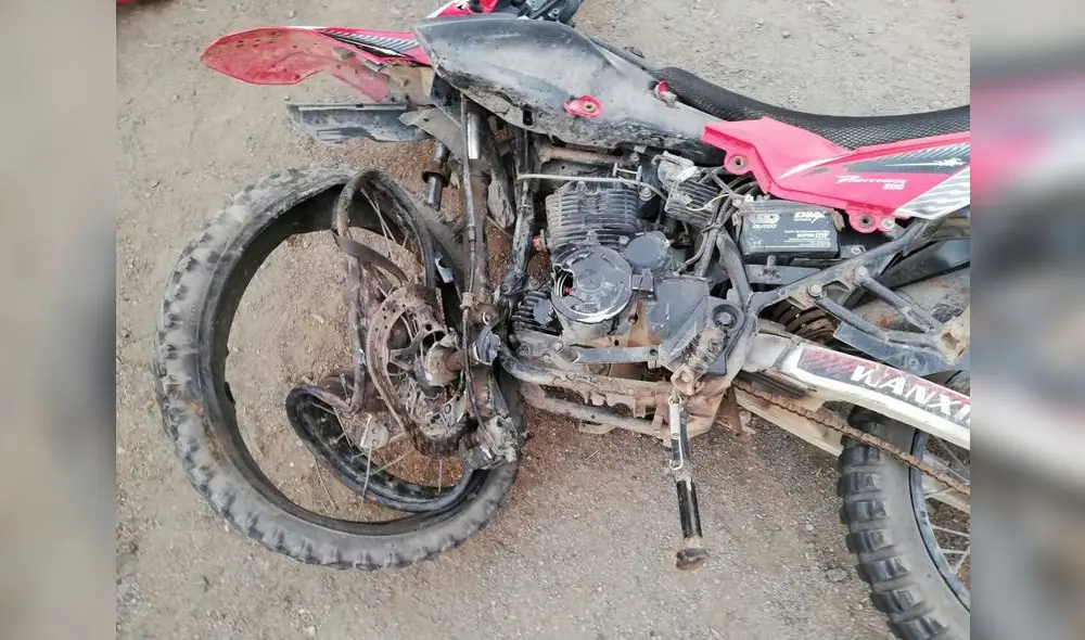 Motocicleta en la que se movilizaba el funcionario edil quedó destrozada. Foto: Mi Querido Chepén