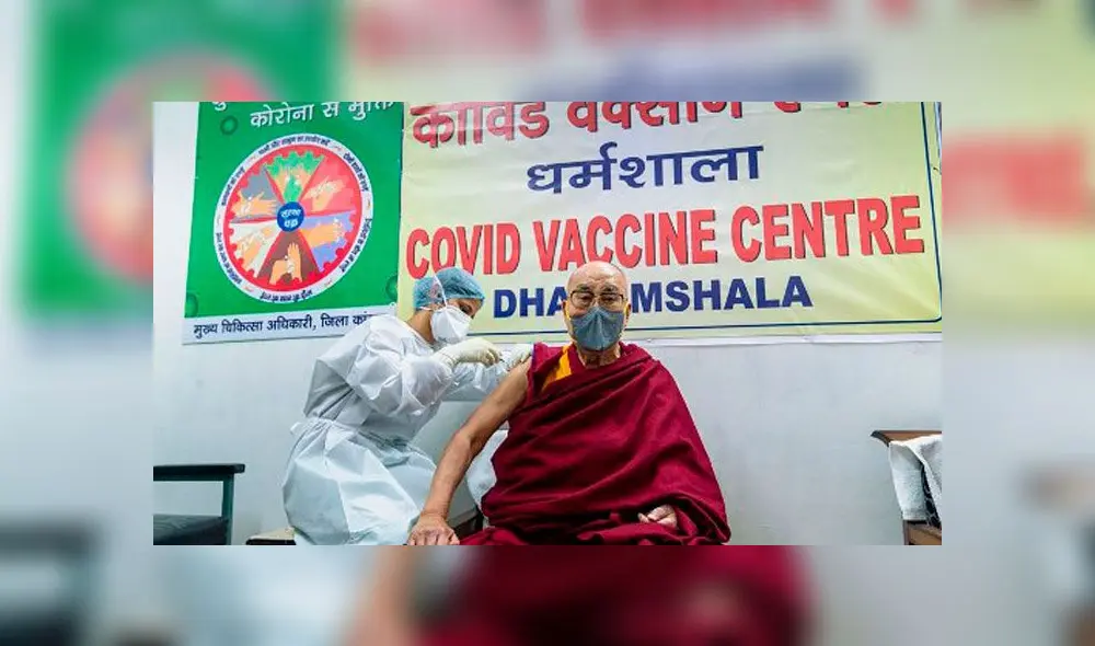 El dalai lama recibió la vacuna después de que la India iniciara una nueva fase de vacunación. Foto: AFP
