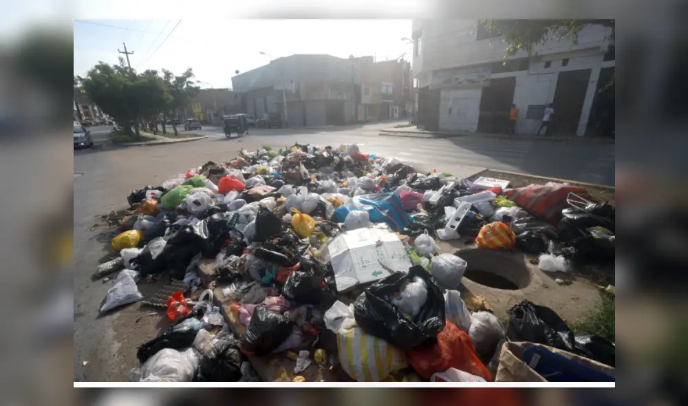 Residuos sólidos acumulados permanecen en diferentes sectores de la ciudad de Chiclayo. Foto: La República