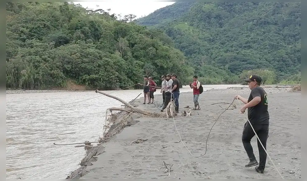 Rescate de docente se concretó con la ayuda de policías y residentes del lugar. Foto: PNP