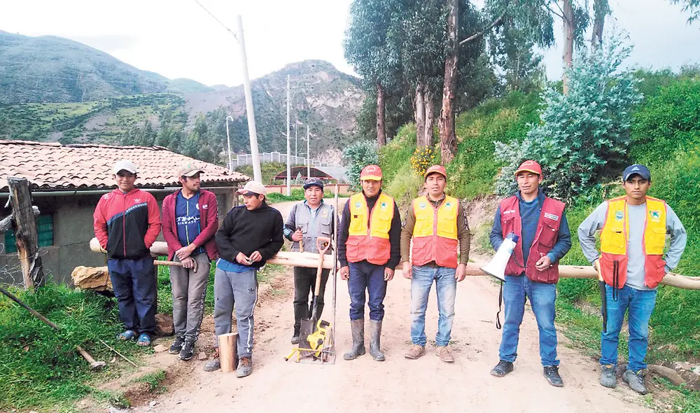 No hay paso. Encabezados por su alcalde Aniceto Quispe (chaleco rojo), los habitantes de Turpay han mantenido estrictos controles para evitar ingreso del virus. Foto: difusión No hay paso. Encabezados por su alcalde Aniceto Quispe (chaleco rojo), los habitantes de Turpay han mantenido estrictos controles para evitar ingreso del virus. Foto: difusión
