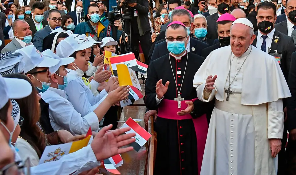 El Papa Francisco es recibido por niños a su llegada a la Catedral de San José de Bagdad en el segundo día de la primera visita papal a Irak. Foto: AFP El Papa Francisco es recibido por niños a su llegada a la Catedral de San José de Bagdad en el segundo día de la primera visita papal a Irak. Foto: AFP