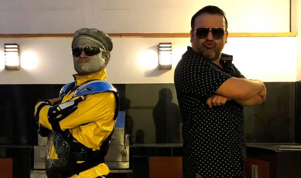 Caracterizador y periodista bromearon sobre sus parecidos. Ambos recrearon la escena de una película. Foto: Juan Carlos Orderique/Instagram