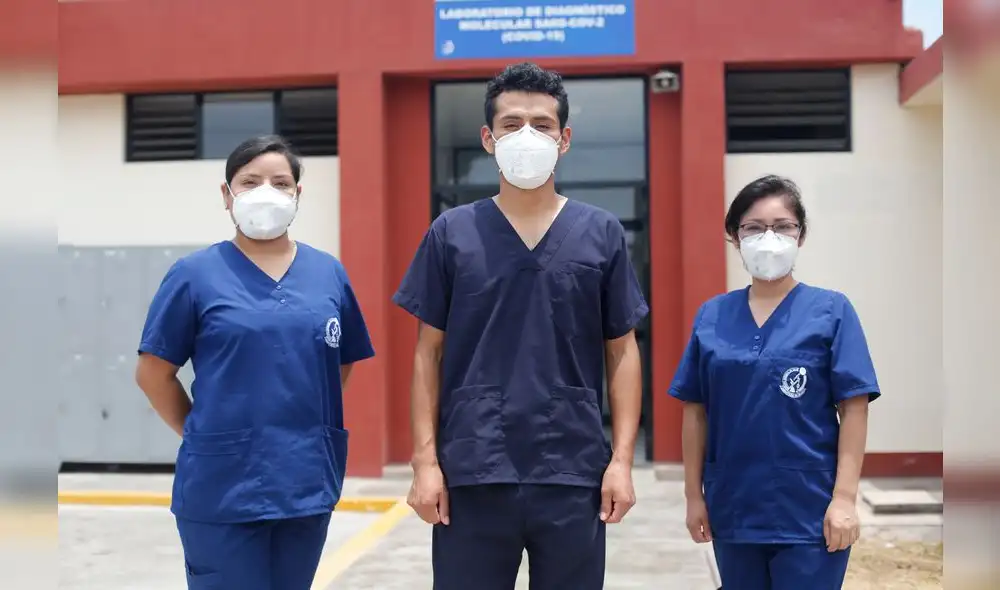 Rosario Rojas, César García y Sofía Espinoza, profesionales del INS. Durante la semana se confinan en un local de Punta Rocas, al sur de Lima. Fotografía: Carlos Felix Contreras Merino Rosario Rojas, César García y Sofía Espinoza, profesionales del INS. Durante la semana se confinan en un local de Punta Rocas, al sur de Lima. Fotografía: Carlos Felix Contreras Merino