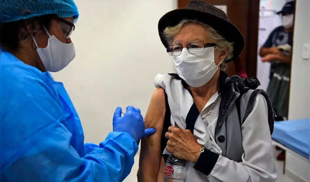 Ancianos fueron incluidos en la primera fase de la vacunación contra el coronavirus. Foto: Andina