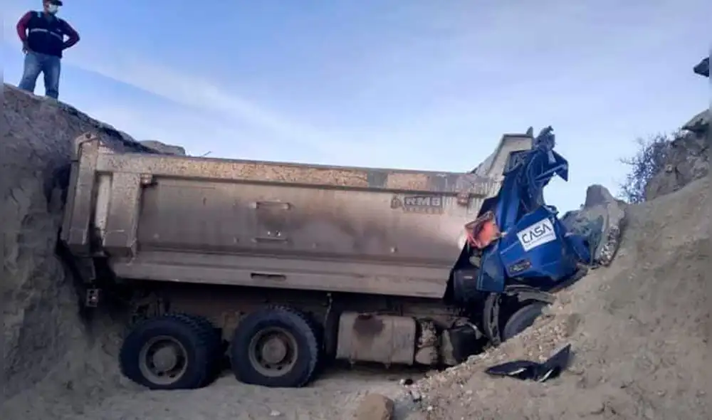 Cabina del camión quedó destrozada como resultado del impacto. Foto: Alerta Chiclayo/Facebook