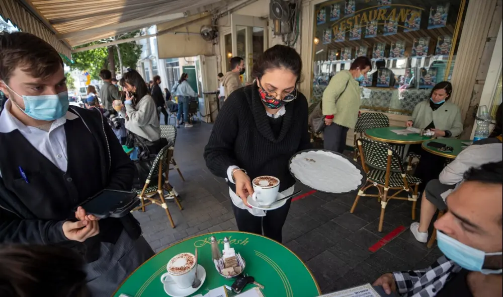 Los restaurantes podrán habilitar solo el 75% de su capacidad total. Foto: EFE