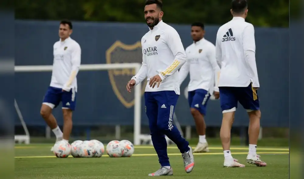 Carlos Tévez estuvo presente en los entrenamientos de Boca Juniors. Sería titular ante Vélez Sarsfield. Foto: Twitter @BocaJrsOficial