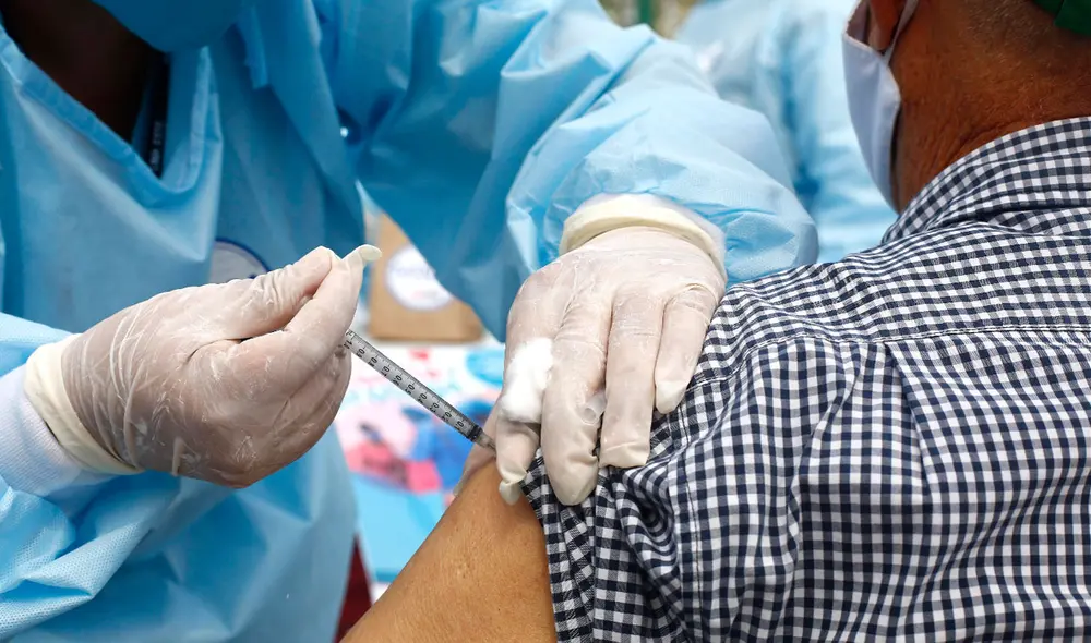 El primer grupo de adultos mayores en ser vacunado serán los mayores de 80 años del programa PADOMI-EsSalud. Foto: Grupo La República