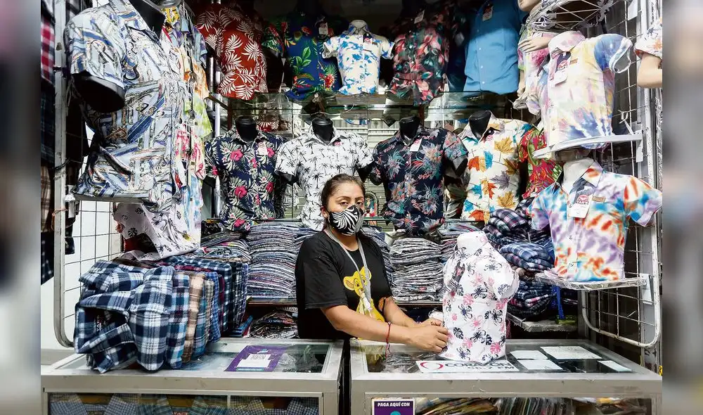 Lucha. Katerin Salcedo lleva 15 años en Gamarra, pero en el peor momento de la pandemia tuvo que recaer en la informalidad para mantener a flote su familia.  Foto: Antonio Melgarejo/ La República