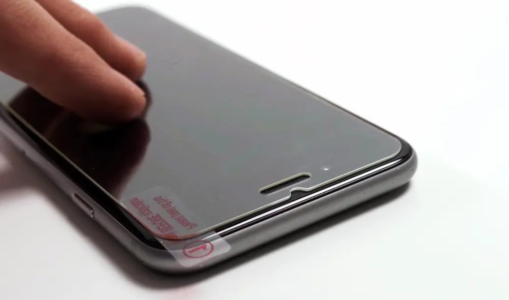 Las micas de plástico son más económicas que las de cristal. Foto: Xataka