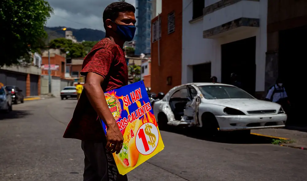 Incluso perros calientes son vendidos en Venezuela en dólares. Ante esta situación Maduro ha optado por entregar una serie de bonos a quienes tengan el llamado Carnet de la Patria. Foto: EFE Incluso perros calientes son vendidos en Venezuela en dólares. Ante esta situación Maduro ha optado por entregar una serie de bonos a quienes tengan el llamado Carnet de la Patria. Foto: EFE