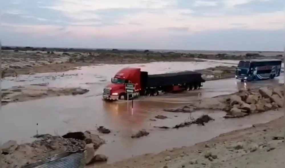 Camiones, buses y vehículos menores se arriesgan cruzando esta vía. Foto: captura de vídeo/Chiclayo al Minuto