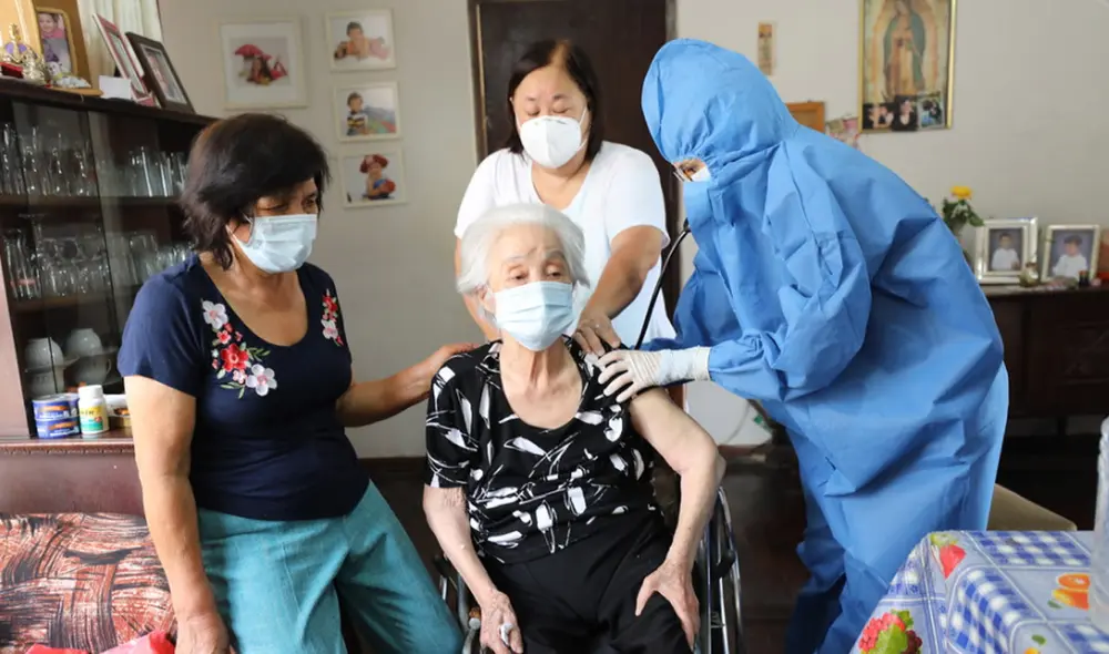 Perú inició la vacunación de sus adultos mayores. Foto: EsSalud