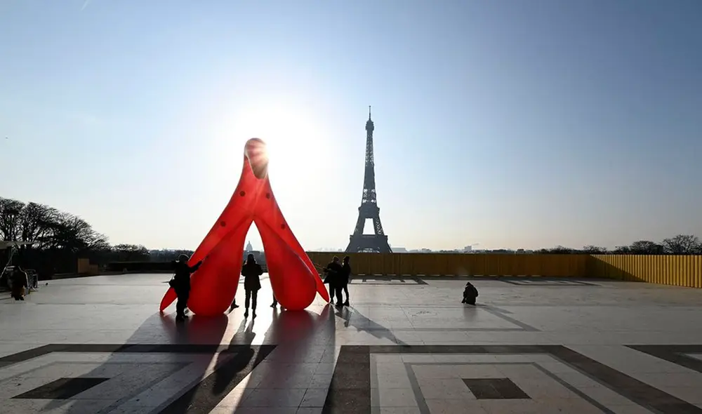"Hay que hablar de igualdad de género, hablar de órganos sexuales, comparar pene y clítoris. Si no son tratados en pie de igualdad en la medicina, en nuestra cultura, en la escuela, ¿cómo queremos que el resto se construya en pie de igualdad?", declaró la autora de la escultura. Foto: AFP