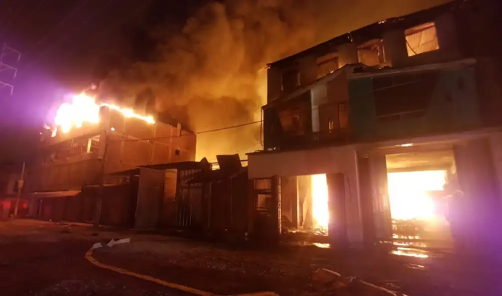 Las llamas se expandieron rápidamente debido a que algunos locales almacenaban productos inflamables. Foto: Grace Mora / URPI - GLR