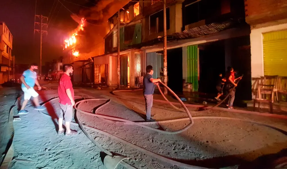 El fuego afecta a aproximadamente 30 viviendas y locales. Foto. Grace Mora / URPI-GLR El fuego afecta a aproximadamente 30 viviendas y locales. Foto. Grace Mora / URPI-GLR