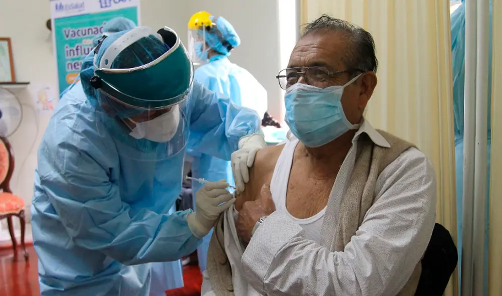 Adultos mayores fueron incluidos en la primera fase de vacunación al ser un grupo vulnerable. Foto: difusión