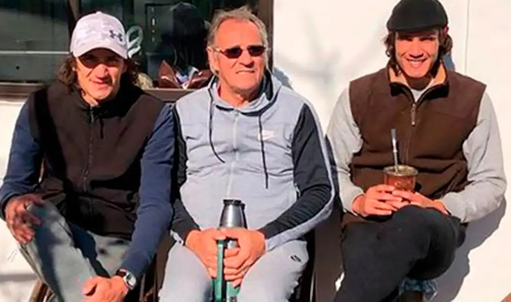 Edinson Cavani, junto a su padre tomando mate, en las inmediaciones de su hogar en Uruguay. Foto: Twitter