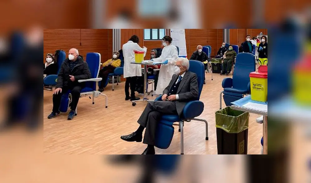 Mattarella esperó junto a otras personas, quienes fueron instaladas en sillones a distancia y con mascarillas. Foto: AFP