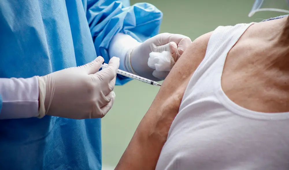 En Lima, existen cinco puntos de vacunación para los adultos mayores asegurados que se pueden trasladar. Foto: La República