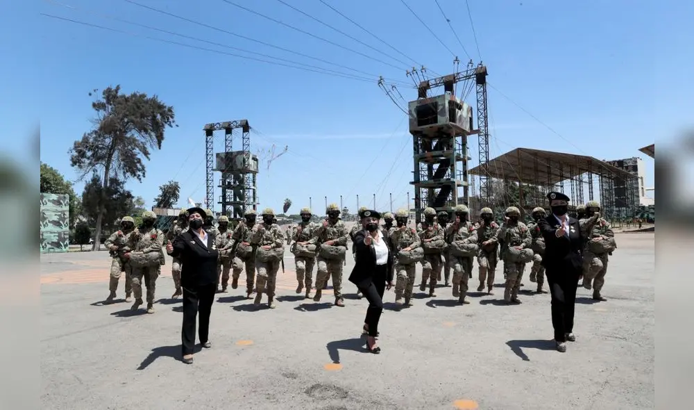 Con motivo del mes de la mujer, recuerdan sus años de formación en la Escuela de Paracaidistas del Ejército. Foto: Mindef Con motivo del mes de la mujer, recuerdan sus años de formación en la Escuela de Paracaidistas del Ejército. Foto: Mindef
