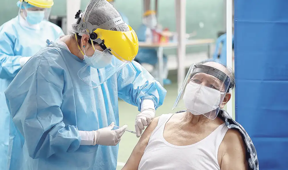 Dosis. Adultos mayores son vacunados en espacios abiertos. Foto: Antonio Melgarejo/La República Dosis. Adultos mayores son vacunados en espacios abiertos. Foto: Antonio Melgarejo/La República