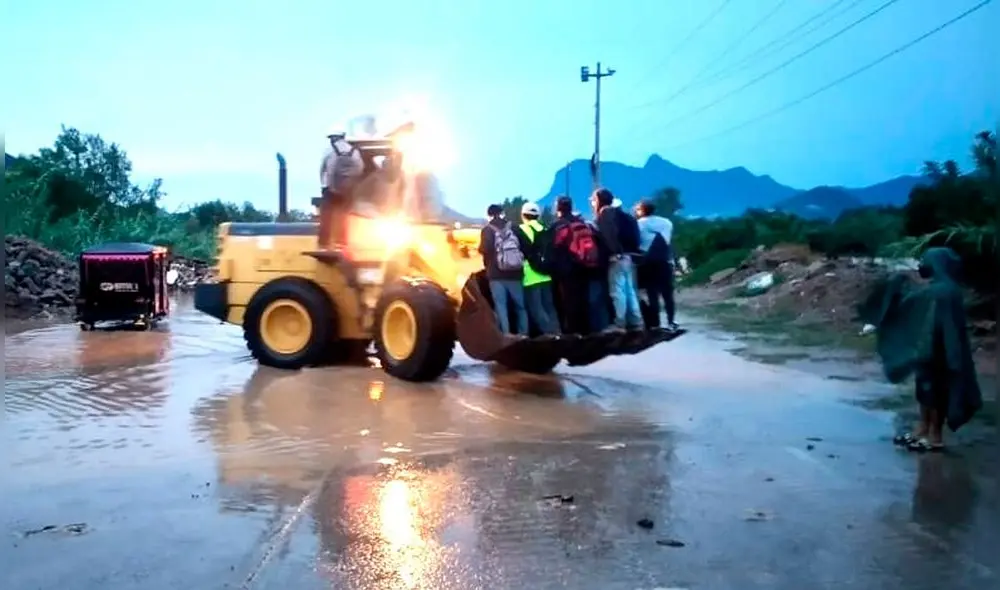 Personas se arriesgan para cruzar badén Juan Ríos. Foto: Noticias del Norte
