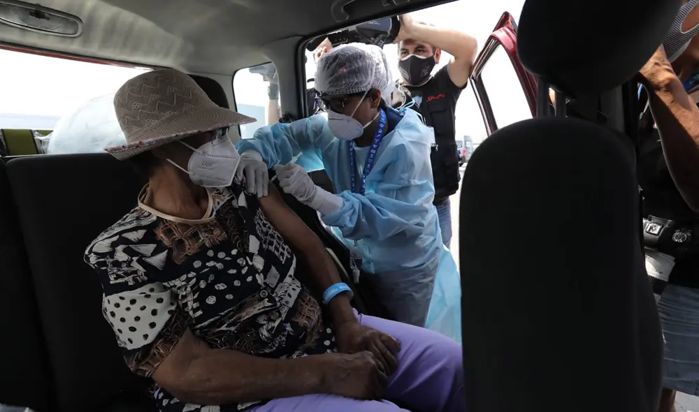 El centro de vacunación aplica vacunas en autos y también a los que llegan a pie. Foto: Jorge Cerdán/La República El centro de vacunación aplica vacunas en autos y también a los que llegan a pie. Foto: Jorge Cerdán/La República