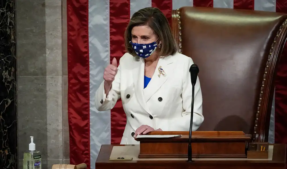 La presidenta de la Cámara de Representantes, Nancy Pelosi, levanta el pulgar mientras preside la votación sobre el paquete de ayuda. Foto: AFP