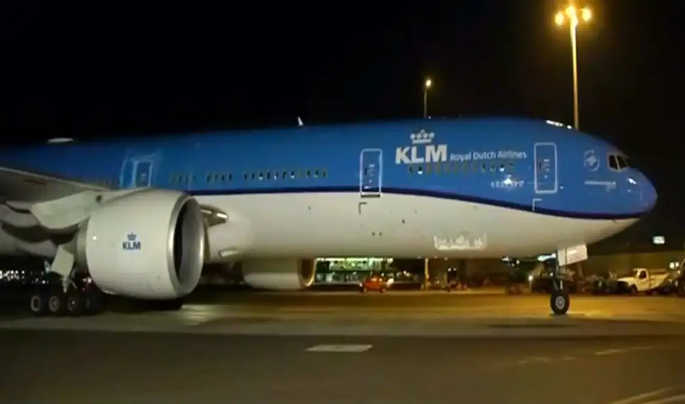 Avión de KLM partió desde Ámsterdam y realizó un vuelo de más de 12 horas. Foto: captura de TV Perú Avión de KLM partió desde Ámsterdam y realizó un vuelo de más de 12 horas. Foto: captura de TV Perú