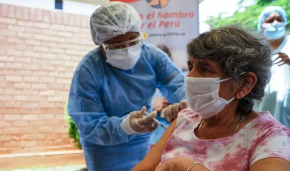 Adulta mayor recibe la primera dosis de la vacuna de Pfizer. Foto: Gobierno del Perú Adulta mayor recibe la primera dosis de la vacuna de Pfizer. Foto: Gobierno del Perú
