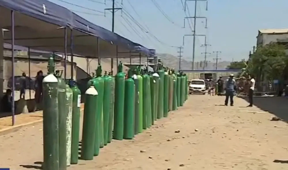 Desde las 6.00 a. m. decenas de ciudadanos realizan sus colas para obtener oxígeno. Foto: captura de Canal N Desde las 6.00 a. m. decenas de ciudadanos realizan sus colas para obtener oxígeno. Foto: captura de Canal N