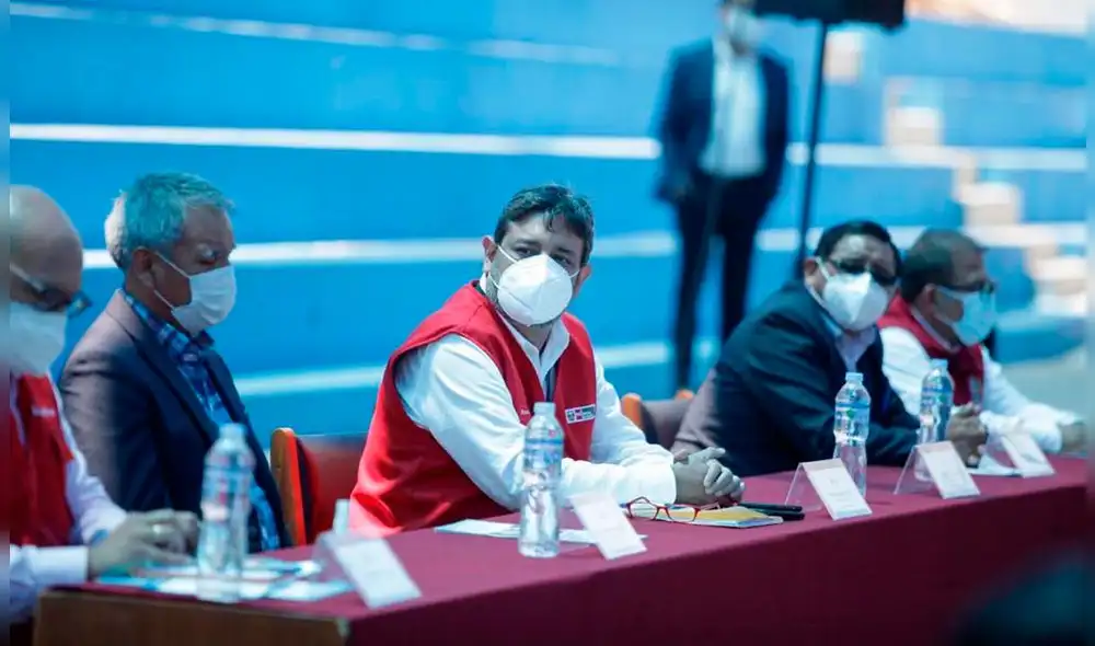 Titular del Minedu llegó a Arequipa para juramentar comité multisectorial. Foto: Rodrigo Talavera, La República. Titular del Minedu llegó a Arequipa para juramentar comité multisectorial. Foto: Rodrigo Talavera, La República.