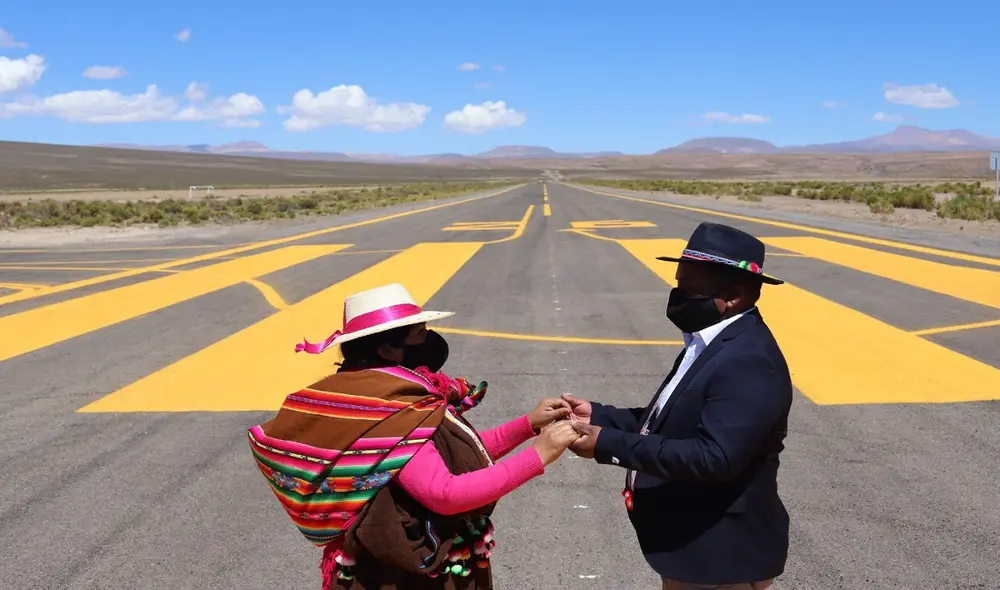 Con un ritual aymara se inauguró el aeródromo Cariquima en Colchane. Foto: Twitter/@_CLeturia Con un ritual aymara se inauguró el aeródromo Cariquima en Colchane. Foto: Twitter/@_CLeturia