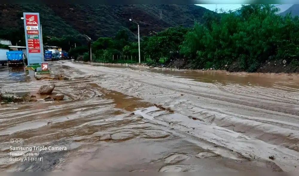 Masa de lodo y piedra impide el tránsito vehicular en la carretera Cajamarca-Ciudad de Dios. Foto: Facebook.