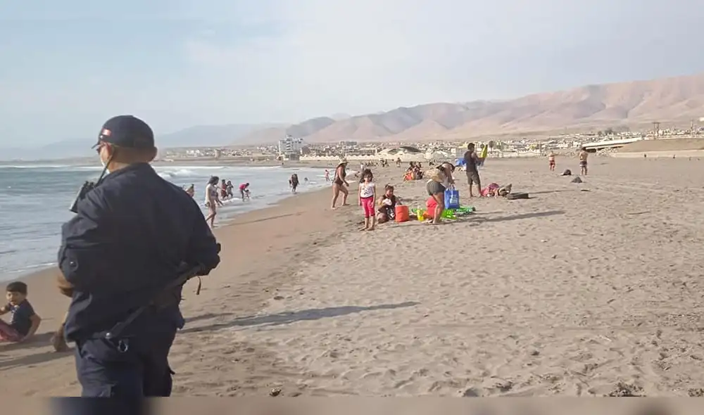 Serenos pidieron a los bañistas que se retiren ya que se encuentro prohibido el uso de playas en Ilo. Foto: Municipalidad de Ilo