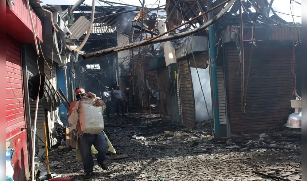 Puestos de venta quedaron bajo cenizas tras dantesco incendio. Foto: La República