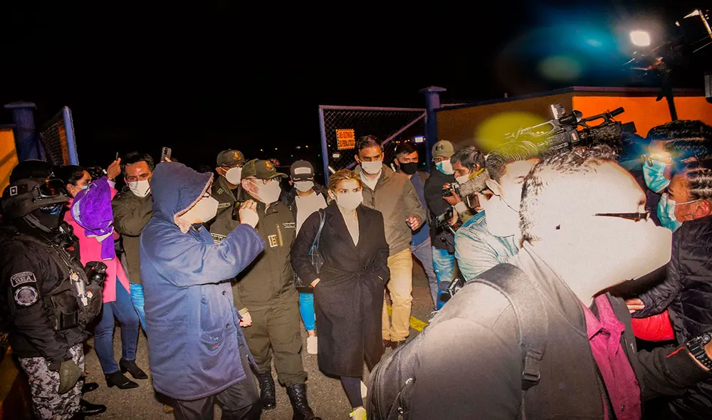 La expresidenta interina de Bolivia Jeanine Áñez (c) a su llegada, este sábado 13 de marzo, a un aeropuerto militar en El Alto (Bolivia). Foto: EFE La expresidenta interina de Bolivia Jeanine Áñez (c) a su llegada, este sábado 13 de marzo, a un aeropuerto militar en El Alto (Bolivia). Foto: EFE