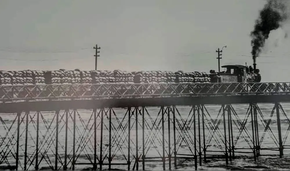 Fotografía muestra a un tren llevar sacos de azúcar en playa de Pimentel. Foto: Facebook / Antiguas Fotos de Chiclayo Fotografía muestra a un tren llevar sacos de azúcar en playa de Pimentel. Foto: Facebook / Antiguas Fotos de Chiclayo