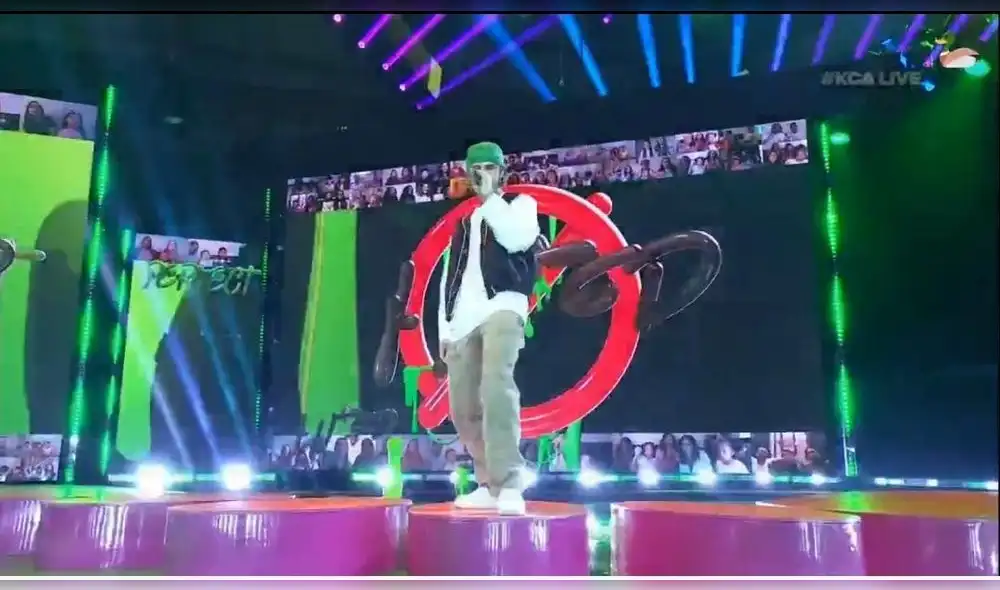 Justin Bieber en el escenario de los KCA. Foto: captura