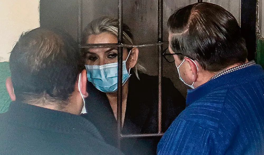 Cárcel. Áñez habló con sus abogados desde una celda. Foto: AFP