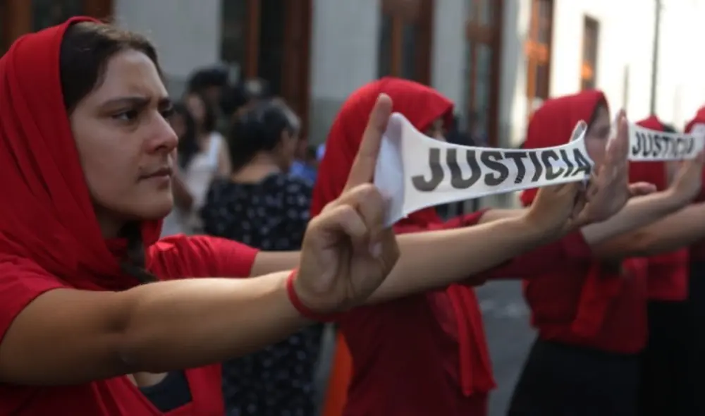 Jóvenes realizan performance exigiendo justicia en el proceso por Manta y Vilca. Foto: Web Demus Jóvenes realizan performance exigiendo justicia en el proceso por Manta y Vilca. Foto: Web Demus